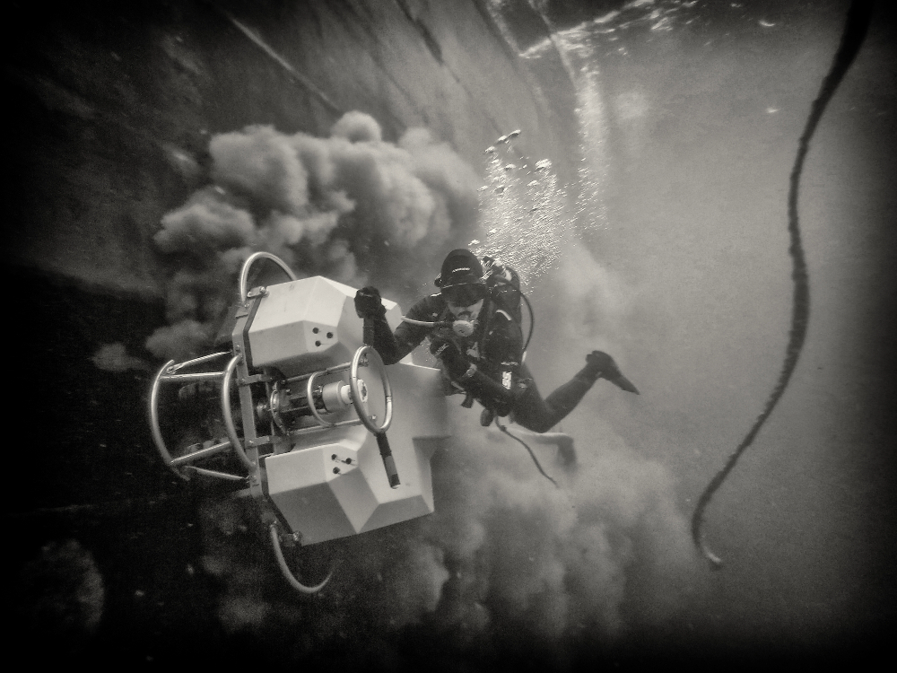 Diving Status - Underwater hull cleaning - For every vessel rope