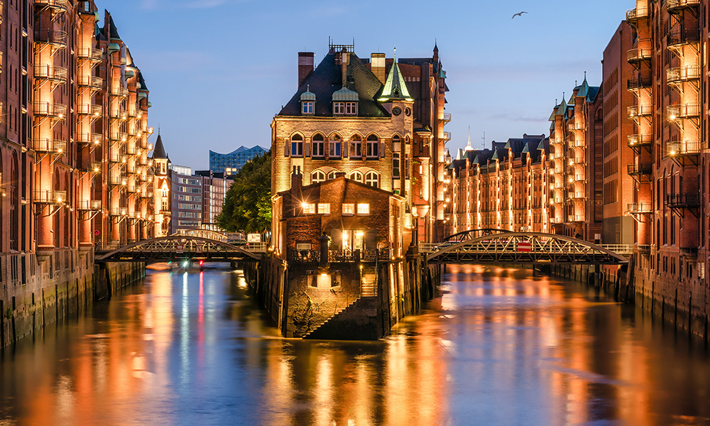 Photo of the river Elbe flowing through Hamburg